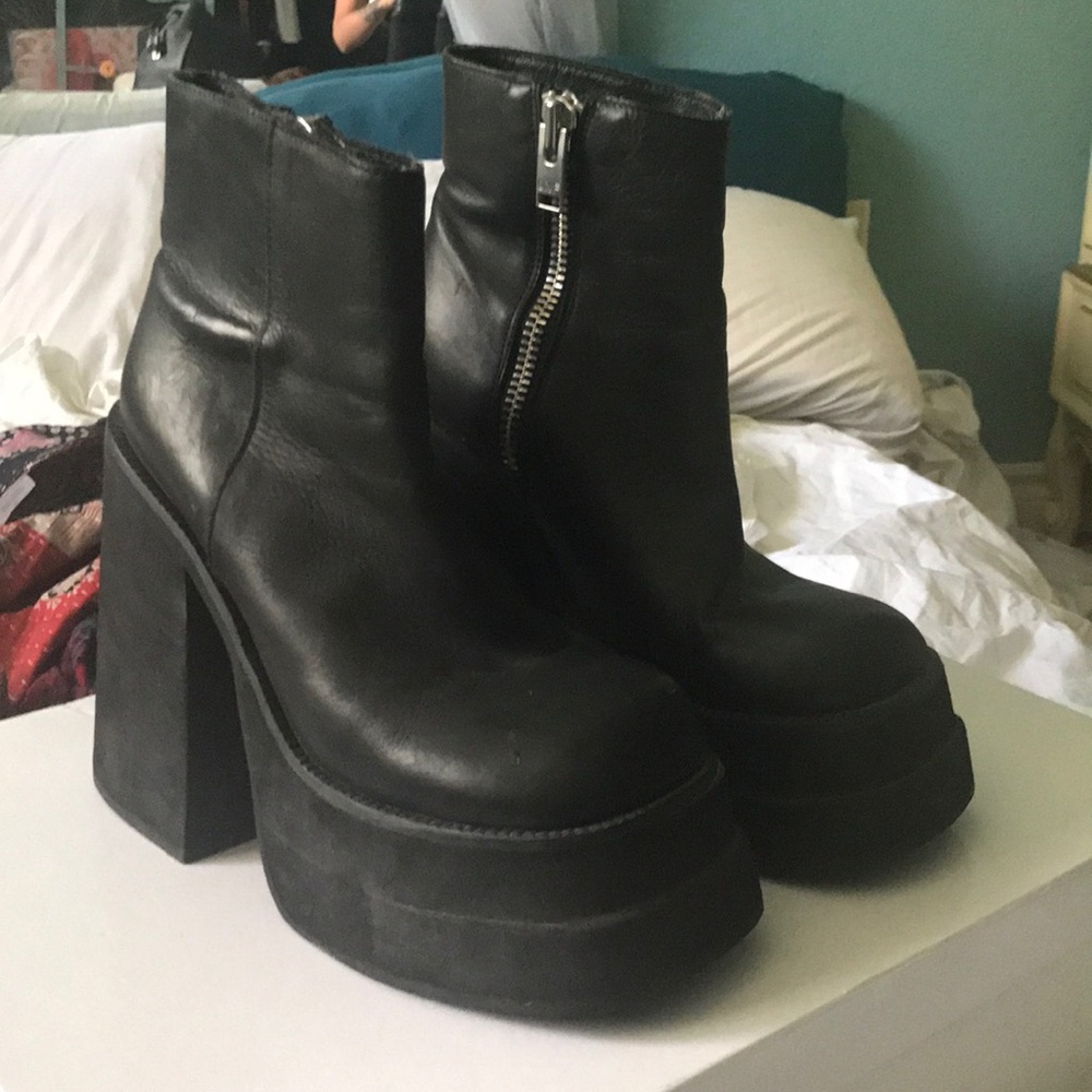 Unit brat platform boot